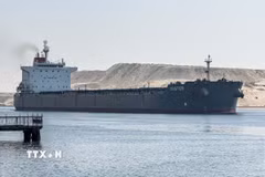 Tàu hàng di chuyển qua Kênh đào Suez ở tỉnh Ismailia, Ai Cập. (Ảnh: THX/TTXVN)