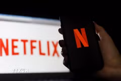 Biểu tượng Netflix trên màn hình điện thoại tại Arlington, Virginia, Mỹ. (Ảnh: AFP/TTXVN)