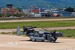Máy bay quân sự Osprey của Mỹ hạ cánh khẩn cấp xuống sân bay Hanamaki, tỉnh Iwate, Đông Bắc Nhật Bản. (Ảnh: Kyodo/TTXVN) 