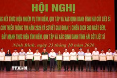 Tặng Bằng khen cho các tập thể có thành tích xuất sắc trong thực hiện chiến dịch 500 ngày đêm. (Ảnh: Đức Phương/TTXVN)