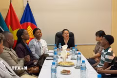 Đại sứ Việt Nam tại Mozambique Trần Thị Thu Thìn phát biểu dặn dò và động viên các tân sinh viên Mozambique trước khi lên đường sang Việt Nam học tập trong năm học 2026-2027. (Ảnh: TTXVN phát) 
