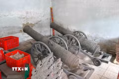 Hai khẩu súng thần công Bảo quốc An dân Đại tướng là bảo vật quốc gia hiện đang phải lưu kho do chưa có nơi trưng bày. (Ảnh: Hữu Quyết/TTXVN)