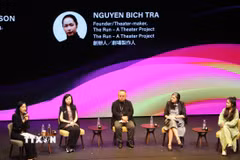 Đạo diễn Trà Nguyễn, Nhà sáng lập dự án "The Run - A Theatre Project" (ngoài cùng, bên phải) cùng các diễn giả quốc tế trao đổi tại phiên thảo luận chuyên đề. (Ảnh: Lê Anh/Hong Kong (Trung Quốc)