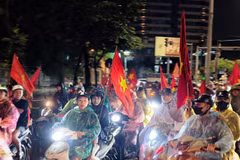 Dù trời đang mưa, hàng nghìn cổ động viên đổ ra đường ăn mừng chiến thắng của đội nhà trước Thái Lan. (Ảnh: Minh Quyết/TTXVN)