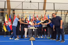 Đại sứ các nước thành viên ASEAN tại Brussels thể hiện tình đoàn kết tại sự kiện Ngày hội Gia đình ASEAN tại Brussels. (Ảnh: Duy Tùng/TTXVN)