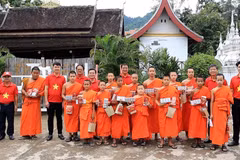 Ban Tổ chức khám bệnh, cấp phát thuốc miễn phí và tặng quà cho các hòa thượng, tăng sinh tại chùa Pa Pha O, thành phố Luang Prabang, Bắc Lào. (Ảnh: Xuân Tú/TTXVN)