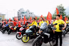 Đoàn Roadshow 100 xe môtô, xe máy vượt đèo Mã Pì Lèng, quảng bá du lịch Tuyên Quang. (Ảnh: Đức Thọ/TTXVN)