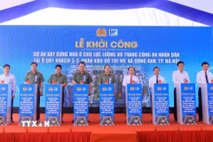 Các đại biểu thực hiện nghi thức khởi công dự án xây dựng nhà ở cho lực lượng vũ trang Công an nhân dân tại ô quy hoạch 3-3, phân khu đô thị N9, xã Đông Anh, thành phố Hà Nội. (Ảnh: Phạm Kiên/TTXVN)