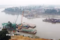 Các đơn vị thi công thực hiện nhiệm vụ xây dựng cầu Phong Châu mới. (Ảnh: Tạ Toàn/TTXVN)