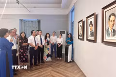Các đại biểu tham quan triển lãm. (Ảnh: Thu Hương/TTXVN) 