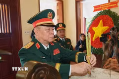Đại tướng Nguyễn Trọng Nghĩa, Ủy viên Bộ Chính trị, Bí thư Trung ương Đảng, Ủy viên Thường vụ Quân ủy Trung ương, Chủ nhiệm Tổng cục Chính trị Quân đội nhân dân Việt Nam dâng hương tưởng niệm Chủ tịch Hồ Chí Minh và các Anh hùng liệt sỹ. (Ảnh: Minh Phú/TTXVN) 