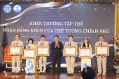 Lãnh đạo Ủy ban Nhân dân Thành phố Hồ Chí Minh trao tặng Bằng khen của Thủ tướng Chính phủ cho các cá nhân có thành tích xuất sắc của Bệnh viện Hùng Vương. (Ảnh: Đinh Hằng/TTXVN)
