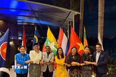 Các Đại sứ ASEAN tại Sri Lanka thực hiện nghi thức bắt tay truyền thống, thể hiện tinh thần đoàn kết và hữu nghị tại buổi lễ. (Ảnh: TTXVN phát)