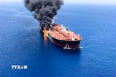 (Tư liệu) Một tàu hàng bị lực lượng Houthi ở Yemen tấn công trên Biển Đỏ. Ảnh: IRNA/TTXVN