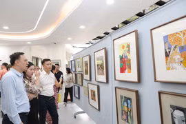 Triển lãm cho thấy sự gắn bó của báo chí, văn chương và mỹ thuật ở Việt Nam qua thời gian, và sự gắn bó ấy là đóng góp vô cùng ý nghĩa vào bản sắc nhân văn của báo chí cách mạng Việt Nam. (Ảnh: CTV/Vietnam+)