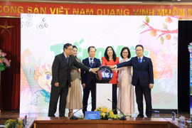 Thứ trưởng Lê Thị Thu Hằng (thứ tư từ trái sang) cùng các đại biểu ấn nút khai trương chương trình “Tiếng Việt diệu kỳ” do VTV4 và Nhà Xuất bản Giáo dục Việt Nam phối hợp sản xuất. (Ảnh: PV/Vietnam+)