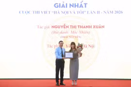 Nghệ sỹ Nhân dân Trần Quốc Chiêm, Chủ tịch Hội Liên hiệp Văn học nghệ thuật Hà Nội trao giải Nhất cho tác giả. (Ảnh: Đình Thế)