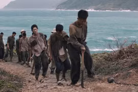 "Thanh âm vượt đại dương" tái hiện hình ảnh những chiến sỹ cách mạng kiên trung bị giam cầm tại nhà tù Côn Đảo. Bộ phim phản ánh hiện thực khắc nghiệt, tôn vinh tinh thần bất khuất, niềm tin sắt son và khát vọng tự do của con người Việt Nam. (Ảnh: NSX)