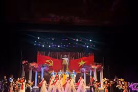 Chương trình nghệ thuật “Sáng mãi niềm tin theo Đảng của ”Nhà hát Nghệ thuật đương đại Việt Nam. (Ảnh: CTV/Vietnam+)
