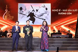 Nhạc sỹ, nhà sản xuất Dương Cầm nhận Giải thưởng Cống hiến năm 2026 do Báo Thể thao và Văn hóa, Thông tấn xã Việt Nam tổ chức. (Ảnh: CTV/Vietnam+)