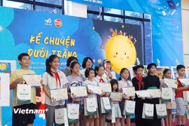 Ban Tổ chức trao giải cho các tác giả nhí. (Ảnh: Minh Thu/Vietnam+)