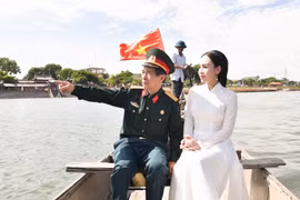 Ca sỹ Khánh Ly vào vai một cô gái theo cha trở lại chiến trường xưa. (Ảnh: PV/Vietnam+)