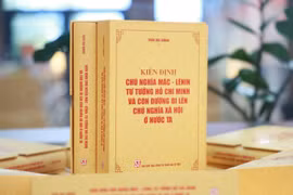 Cuốn sách “Kiên định chủ nghĩa Mác-Lênin, tư tưởng Hồ Chí Minh và con đường đi lên chủ nghĩa xã hội ở nước ta” tuyển chọn 70 tác phẩm tiêu biểu, cùng nhiều hình ảnh tư liệu quý giá về cuộc đời, sự nghiệp của Đại tướng, Giáo sư-Tiến sỹ Trần Đại Quang. (Ảnh: NXB)