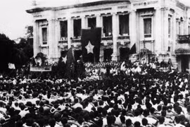 Ngày 19/8/1945, hàng vạn người dân Thủ đô tập trung trước Nhà hát Lớn Hà Nội, chào mừng cách mạng thành công. (Ảnh tư liệu: TTXVN)