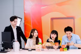 Diễn viên Mạnh Quân (phải) cùng các học viên tham gia khóa bồi dưỡng nghiệp vụ Livestream do Cục Phát thanh, Truyền hình và Thông tin điện tử tổ chức. (Ảnh: CTV/Vietnam+)