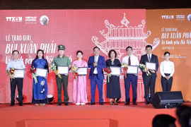 Ban Tổ chức trao giải cho đại diện các đề cử. (Ảnh: BTC)