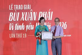Tổng Giám đốc Thông tấn xã Việt Nam - nhà báo Vũ Việt Trang trao Giải thưởng Lớn cho nhà thơ Bằng Việt. (Ảnh: BTC)