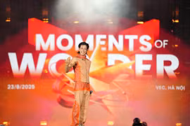 Nhạc hội '8Wonder': Fan vỡ òa khi Soobin tặng đàn bầu, nam ca sỹ Hàn Quốc nói tiếng Việt