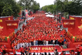 Biển người nhuộm đỏ khu vực phố đi bộ Hồ Hoàn Kiếm. (Ảnh: CTV/Vietnam+)