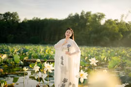 Giọng hát Huyền Trang vừa mạnh mẽ, vừa dịu dàng, vừa có chất hiện đại, trẻ trung của nhạc nhẹ mà vẫn rất ngọt ngào đặc trưng của dân gian. (Ảnh: NVCC)