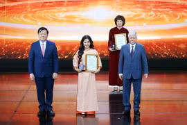 Phóng viên Phạm Mai của Báo Điện tử VietnamPlus nhận Giải A Giải báo chí “Vì sự nghiệp đại đoàn kết toàn dân tộc” năm 2023-2024. (Ảnh: Hoài Nam/Vietnam+)