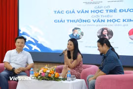 (Từ trái sang) Tiến sỹ Mai Anh Tuấn, nhà văn Phạm Thu Hà, nhà văn Nhật Phi tại buổi giao lưu. (Ảnh: Minh Thu/Vietnam+)