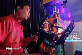 Không gian nghệ thuật Cadao Collective mang nghệ thuật truyền thống đến khán giả theo một cách trẻ trung, sáng tạo. (Ảnh: Minh Thu/Vietnam+)