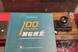 Sách do Nhà xuất bản Chính trị quốc gia Sự thật phối hợp với Bảo tàng Báo chí Việt Nam ấn hành. (Ảnh: PV/Vietnam+)