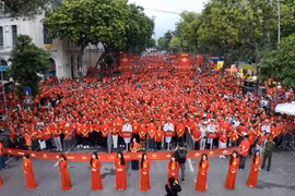 Đông đảo người dân tham gia chương trình "Cùng Việt Nam tiến bước 2025" tại điểm cầu hồ Hoàn Kiếm. (Ảnh: BND)
