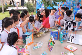Độc giả nhỏ tuổi đang có rất nhiều lựa chọn về sách, miễn là các em vẫn còn ham thích việc đọc. (Ảnh: Hoàng Hiếu/TTXVN)