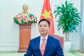 Thứ trưởng Bộ Ngoại giao Ngô Lê Văn trả lời phỏng vấn báo chí. (Ảnh: BNG)