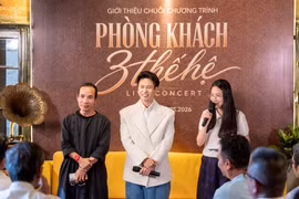 Đạo diễn sân khấu Đặng Xuân Trường (trái) và nhạc sỹ Dương Cầm trong buổi giới thiệu chương trình ngày 8/5 tại Hà Nội. (Ảnh: PV/Vietnam+)