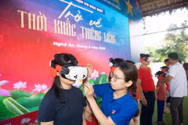 Chính không gian văn hóa-lịch sử tại Kim Liên đã tạo nên chiều sâu cảm xúc cho chương trình khi người dân được trực tiếp trải nghiệm thời khắc lịch sử ngày 2/9/1945 bằng công nghệ thực tế ảo hiện đại. (Ảnh: PV/Vietnam+)