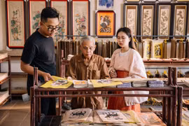 Những người tham gia dự án ghi lại hình ảnh tư liệu về nghề làm tranh truyền thống. (Ảnh: PV/Vietnam+)