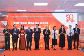 Phó Thủ tướng Mai Văn Chính và đại biểu thực hiện nghi thức khai trương Trung tâm báo chí triển lãm. (Ảnh: Minh Quyết/TTXVN)