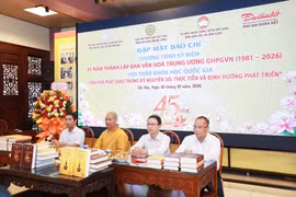 Hòa thượng Thích Thọ Lạc, Ủy viên Thường trực, Ủy viên Thư ký Hội đồng Trị sự, Trưởng ban Văn hóa Trung ương Giáo hội Phật giáo Việt Nam (thứ hai từ trái sang) chủ trì buổi gặp gỡ báo chí. (Ảnh: Quang Vinh)