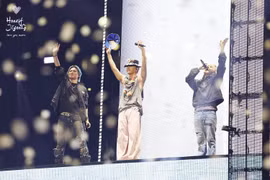 Các thành viên BIGBANG trong đêm diễn tại Hà Nội. (Ảnh: Honeyjiyong)