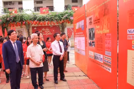 Các đại biểu tham quan trưng bày. (Ảnh: Sơn Hải)