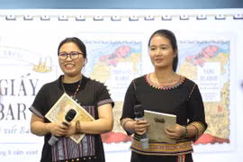 Tiến sỹ ngôn ngữ học Phạm Thị Kiều Ly – tác giả phần lời và dịch giả Ja Mi – người chuyển ngữ tác phẩm sang tiếng Ba Na. (Ảnh: Minh Thu/Vietnam+) 