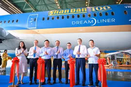 Lãnh đạo Báo Nhân Dân và Vietnam Airlines tại sự kiện ra mắt chiếc máy bay mang biểu trưng 100 năm Báo chí Cách mạng Việt Nam. (Ảnh: PV/Vietnam+)